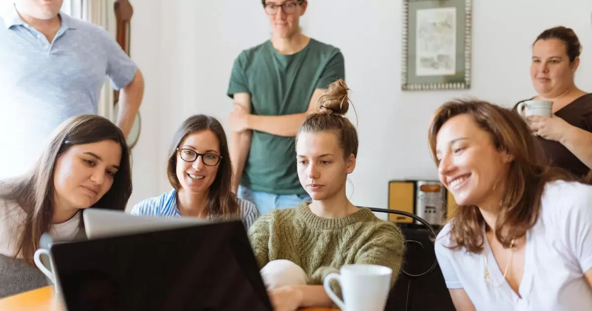 coaching-a-mentoring a group of people looking at a computer